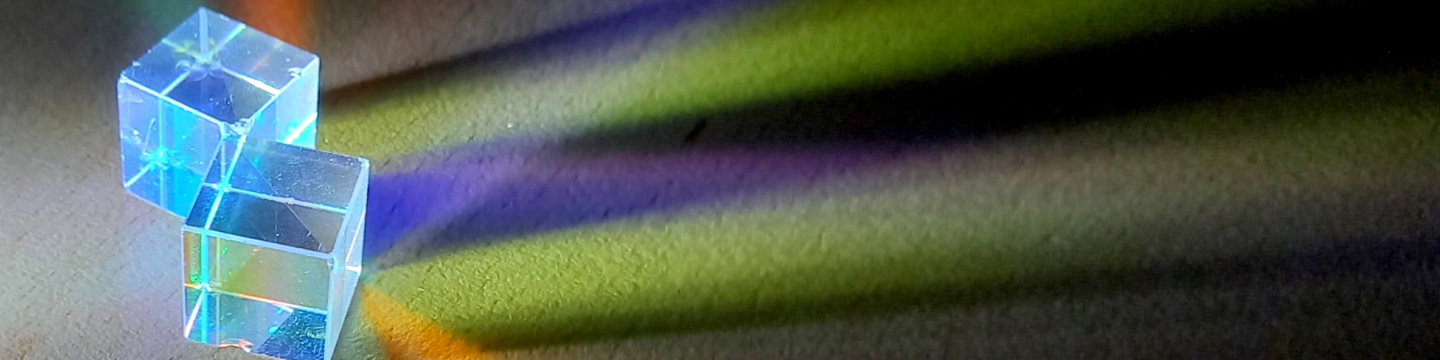 Header Blogartikel Variantenmanagement Prisma Licht In Viele Farben Aufgefaechert