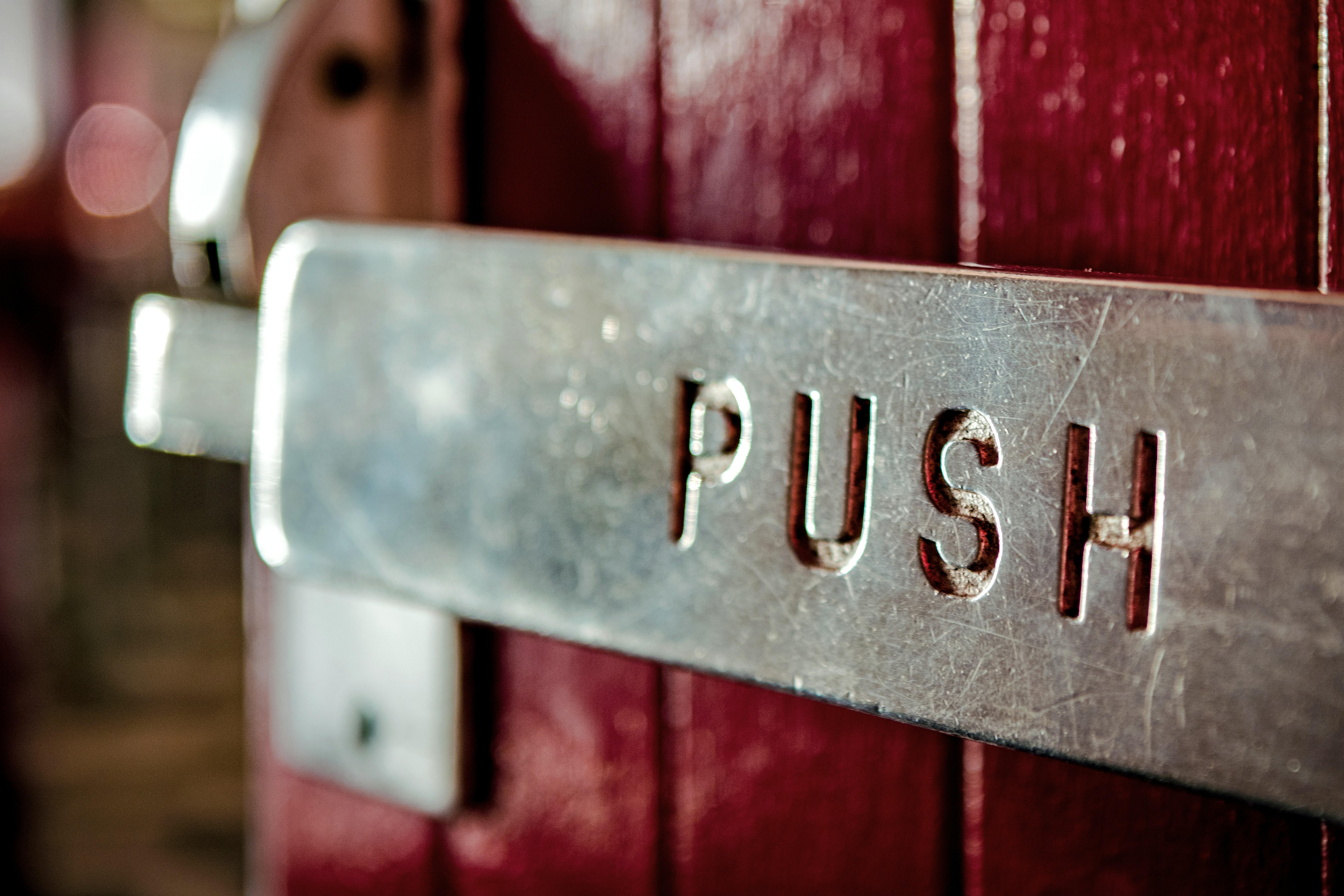 "Push"-Schild an Tür: Nachholbedarf Digitalisierung