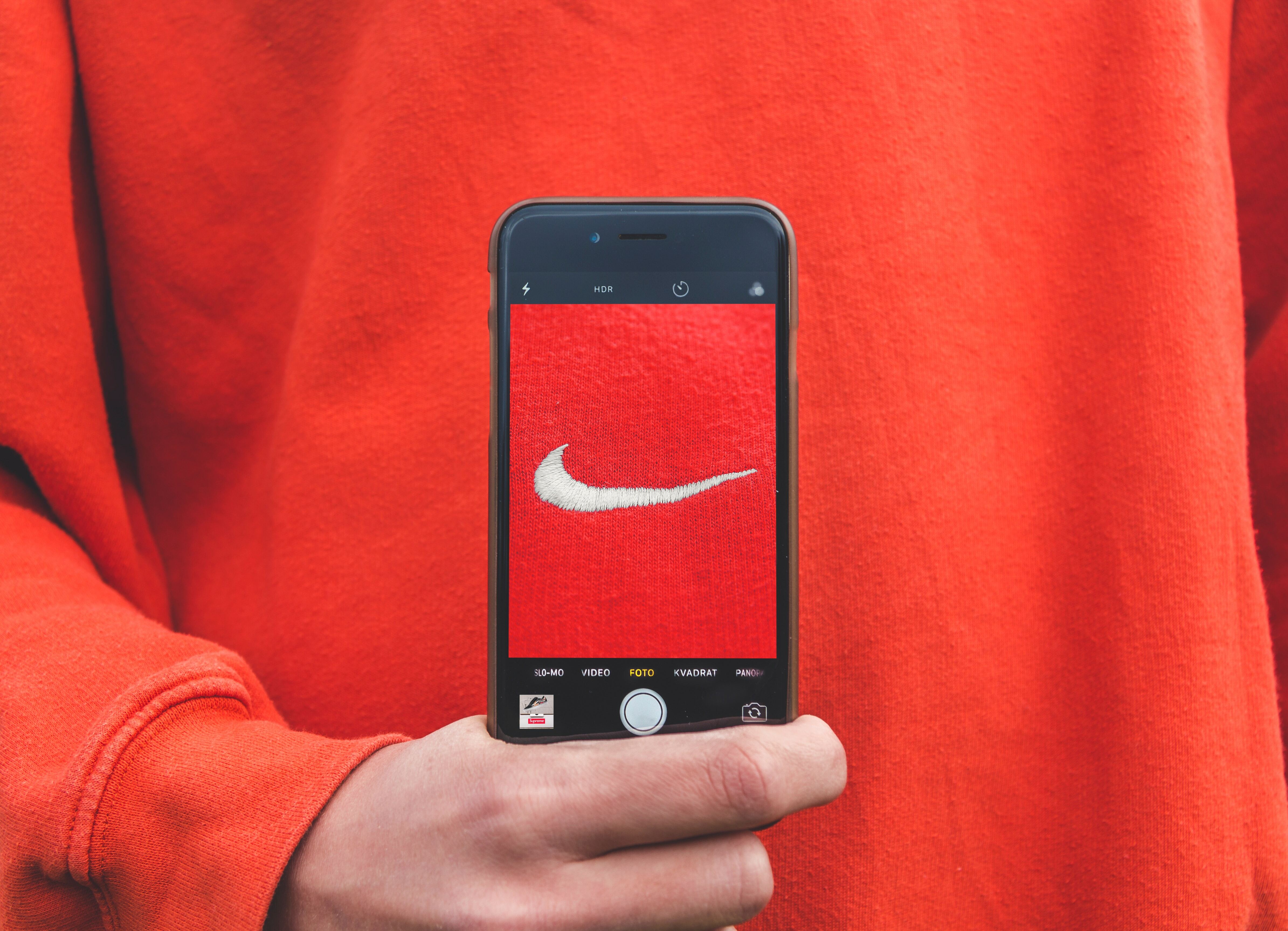 Selfie mit Nike-Shirt - große Brands geraten in Bedrängnis